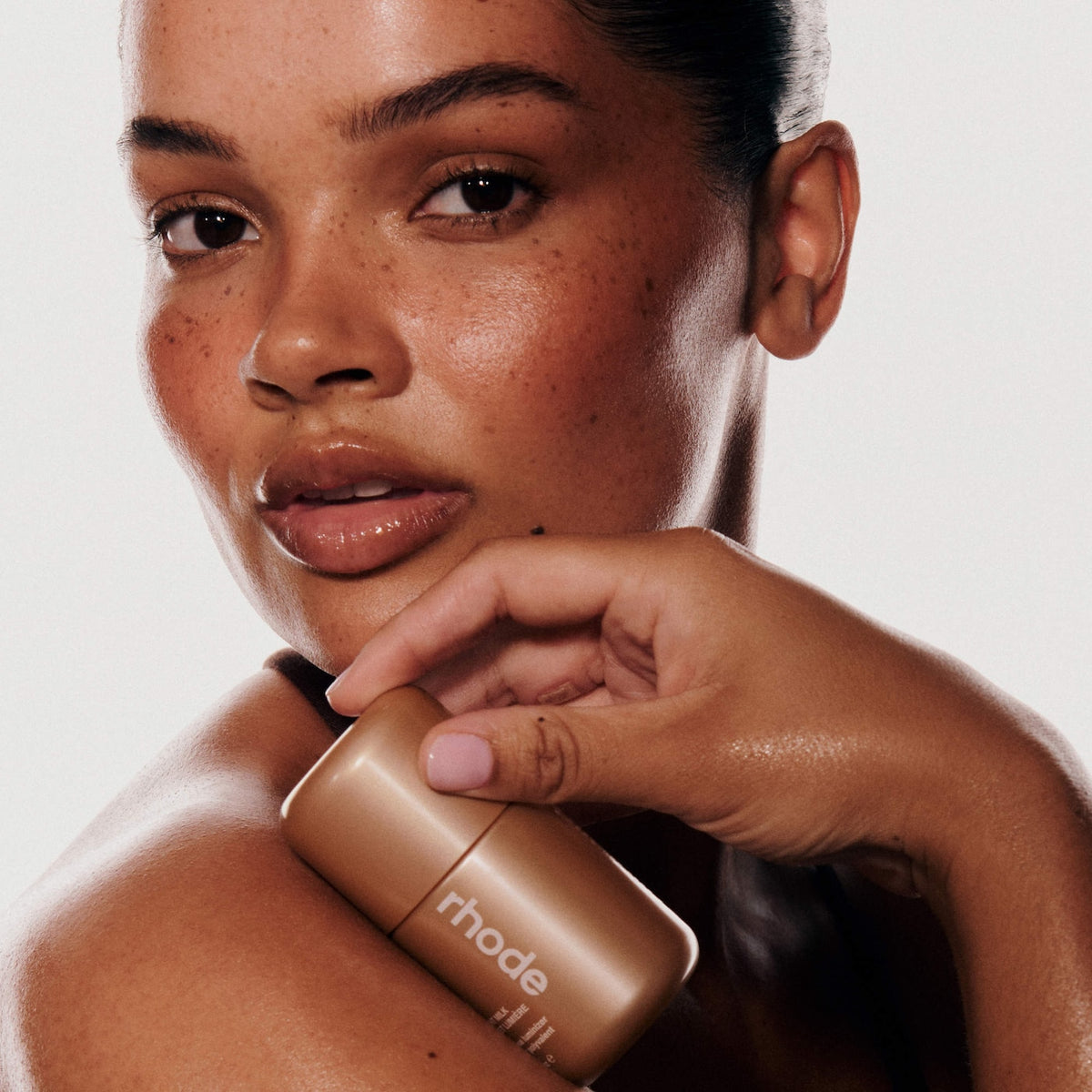 Rhode Iluminador multiusos Highlight Milk